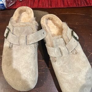 Birkenstock women’s Boston genuine shearling lined clog taupe size 39/8